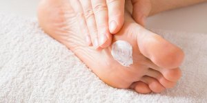 7 produits toxiques a eviter sur vos pieds