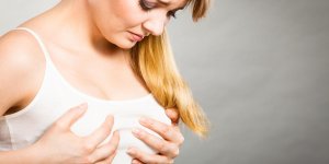 Douleur aux seins et aux tétons : la cause hormonale