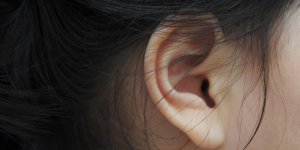 Sensation d’eau dans l’oreille : qu’est-ce que c’est ?