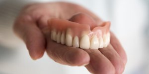 Prothese dentaire amovible ou fixe : les differences de tarif