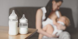 Alimentation de bebe : comment choisir entre allaitement et lait infantile ?