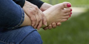 Douleur et dessus du pied gonfle : quelles causes ?