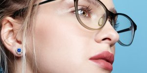 Se maquiller avec des lunettes : l-astuce d-une mannequin