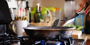 Poeles, casseroles... : Par quoi remplacer les ustensiles de cuisine qui contiennent des PFAS ? 