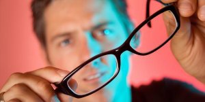 6 habitudes dangereuses avec vos lunettes