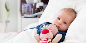 Grippe et rhume chez bebe : le soigner avec de l-homeopathie