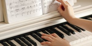 Jouer du piano muscle le cerveau et reduit l’anxiete