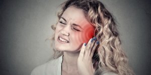 Bourdonnement d-oreilles : un bouchon en cause