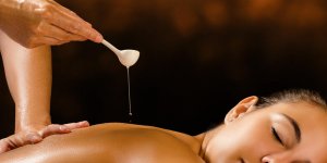Remede anti-rhume : un massage a l-huile essentielle de ravintsara