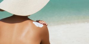 Soleil : les 3 zones du corps a ne pas exposer selon une dermatologue