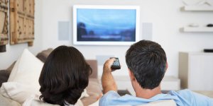 AVC : chaque heure passee devant la TV augmente vos risques apres 60 ans