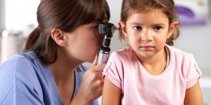 Bouchon d-oreille : une cause d-otite chez l-enfant