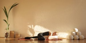 Insomnie : 4 postures de yoga restauratif pour retrouver le sommeil