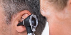 Bouchon d-oreille : une cause de perte auditive