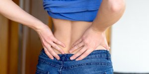 Menopause : pourquoi elle peut declencher des douleurs dans le bas du dos