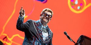 Elton John frappe par l’alcoolisme : il se confie 30 ans apres