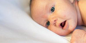 Boutons blancs sur le visage de bebe : qu-est-ce que le milium ?