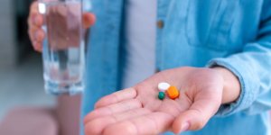 Hypertension et ibuprofene : attention aux interactions medicamenteuses