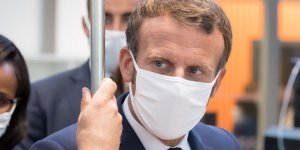 Emmanuel Macron : 3 manquements aux gestes barrieres en 1 min