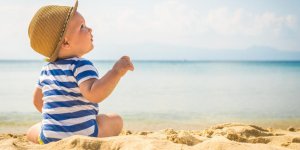 Jeunes parents : bien connaitre les dangers du soleil qui menacent bebe