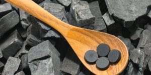 Comment utiliser du charbon actif contre les ballonnements