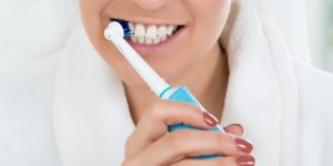 Brosse a dents connectee : un interet contre la plaque dentaire ?