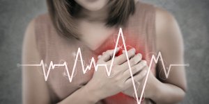 Crise cardiaque : les femmes plus exposees a ces 3 facteurs de risque