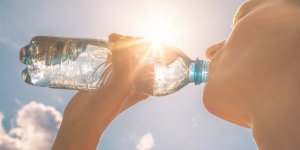 Canicule : combien de litres d-eau faut-il boire par jour ?