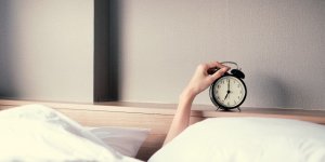 Alzheimer : dormir moins de 7 heures par nuit augmente les risques