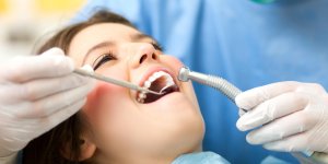 Dechaussement dentaire : le saignement des gencives est un signe d-alerte