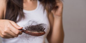 Chute de cheveux : 4 aliments ultra-transformes a bannir