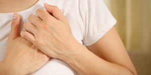 Crise cardiaque : chez la femme, ce signe pourrait la predire un mois a l’avance
