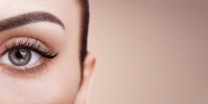  Maquillage : 5 astuces qui rajeunissent instantanement, selon un dermato