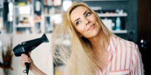 Seche-cheveux : l’accessoire beaute a ne plus utiliser ?