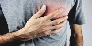 Insuffisance cardiaque : ce symptome en vous allongeant doit vous alerter