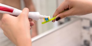 Dents blanches : le dentifrice au peroxyde