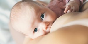 Bebe allaite et diarrhee : est-ce grave ?