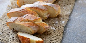 Gonflement du ventre : attention au pain blanc