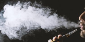 Cigarette electronique : un lyceen hospitalise apres avoir vapote un e-liquide toxique