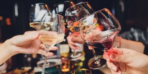 Covid-19 : combien de verres d-alcool augmentent les risques ?