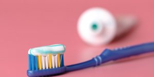 Dentifrice sans fluor : il augmente vos risques de caries, alerte l’UFSBD
