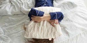 Dormir plus de 8 heures par nuit augmenterait le risque d’AVC