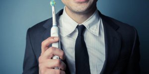 Brosse a dents electrique : elle elimine la plaque dentaire