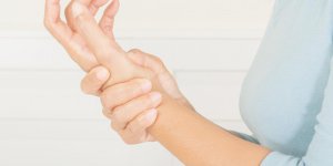 Douleurs poignet interne : est-ce une tendinite ?