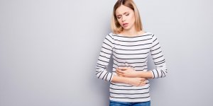 Mal au ventre : reconnaitre les premiers symptomes de la grossesse