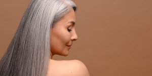 Cheveux gris : 6 astuces pour garder une belle chevelure poivre et sel cet ete
