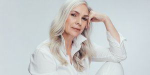 Cheveux blancs : comment eviter qu-ils jaunissent 