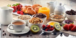 Petit-dejeuner : 5 aliments a eviter en vacances