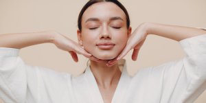 Yoga du visage : 5 exercices pour en finir avec les poches sous les yeux