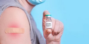 Vaccin contre la Covid-19 : 7 effets sur la peau a surveiller